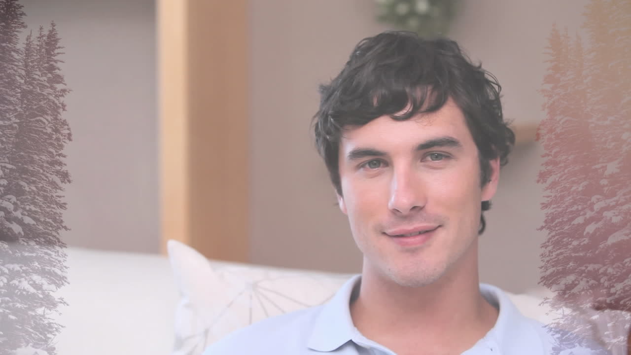 웃는 남자가 집에서  ⁇ 빛 속에 있는 나무 위에서 휴식을 취하는 애니메이션