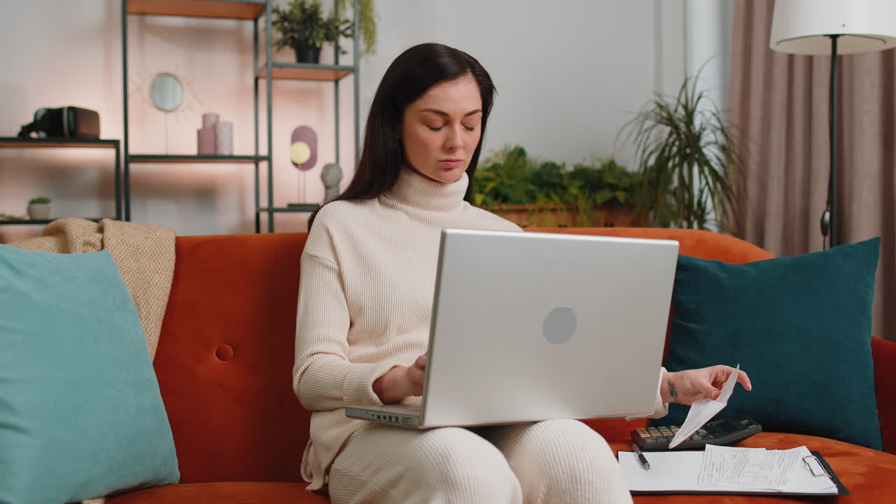 joven mujer de negocios que trabaja con computadora portátil y documentos de planificación de gastos presupuesto en casa