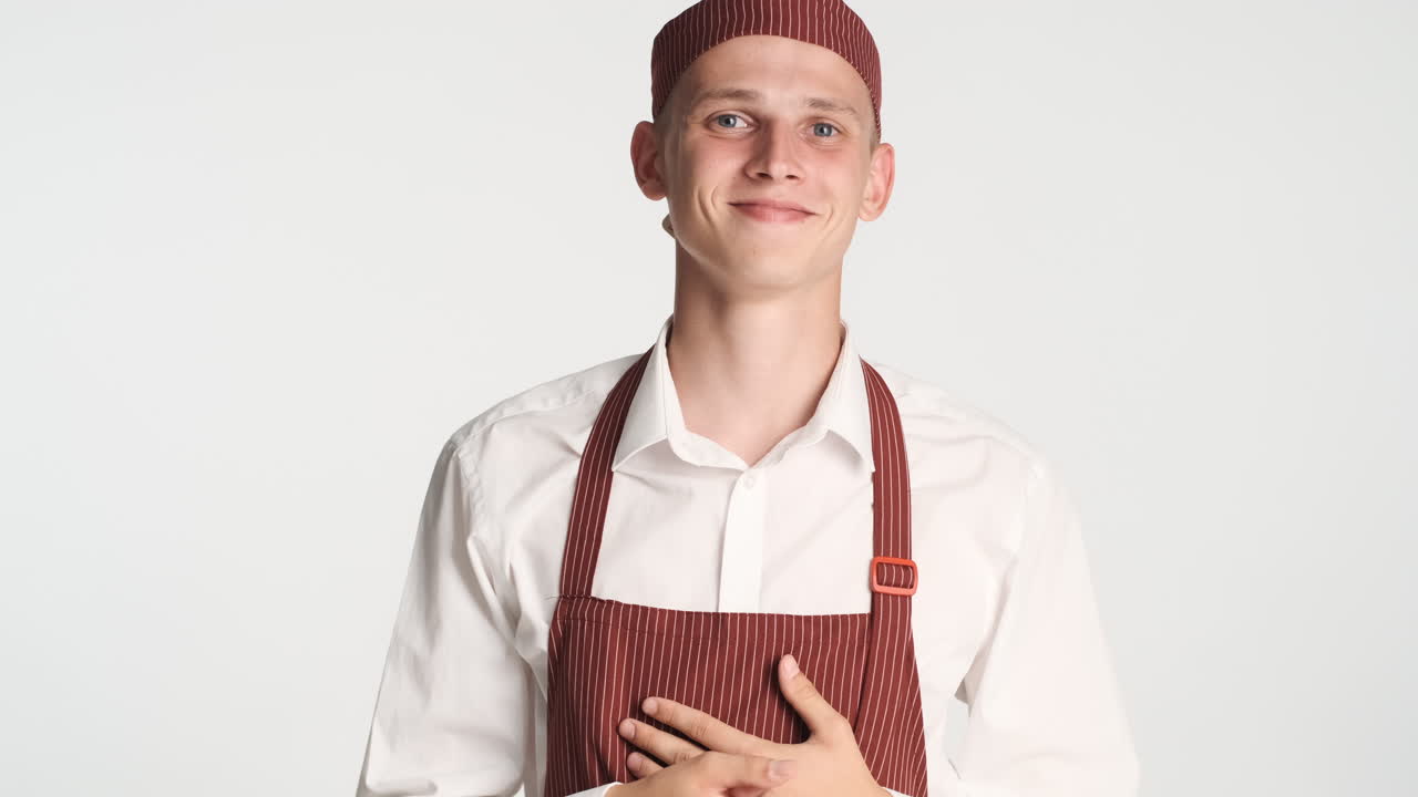 행복한 셰프가 맛있는 향기를 맡고 있습니다.