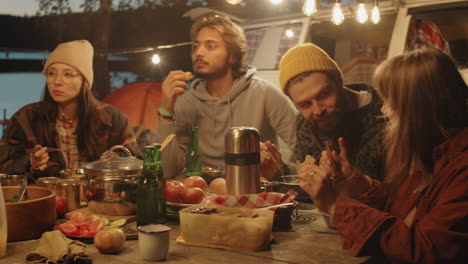 Freunde-Unterhalten-Sich-Beim-Abendessen-Auf-Dem-Campingplatz