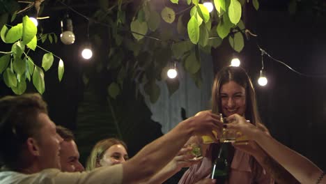 la chica que propone un brindis