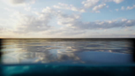 hermosa vista del océano con agua tranquila y nubes en el cielo