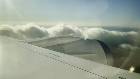 vista de las nubes que pasan vuelo comercial turista boeing cielo