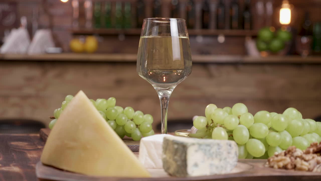 Natura morta con vino, formaggio e uva