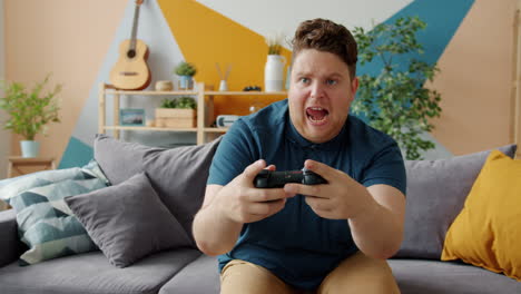 hombre jugando a videojuegos.