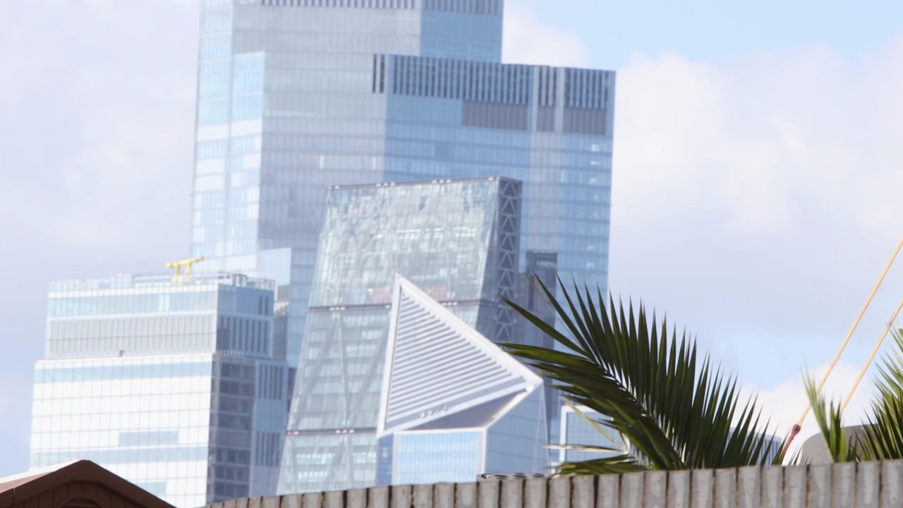 Arranha-céus modernos elevam-se acima do horizonte da cidade no distrito financeiro de Londres