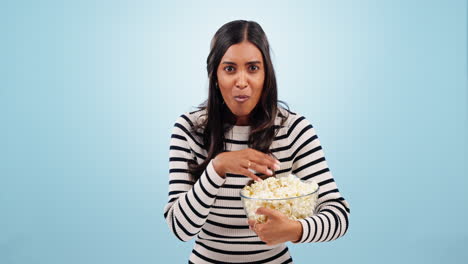 palomitas de maíz, choque y mujer en un estudio para la película