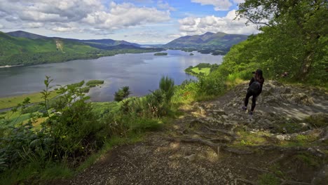 Frau-Frau-Fotografieren-Auf-Einem-Handy-Blick-über-Derwentwater-Im-Englischen-Lake-District-Mit-Blick-Auf-Die-Stadt-Keswick-Mit-Skiddaw