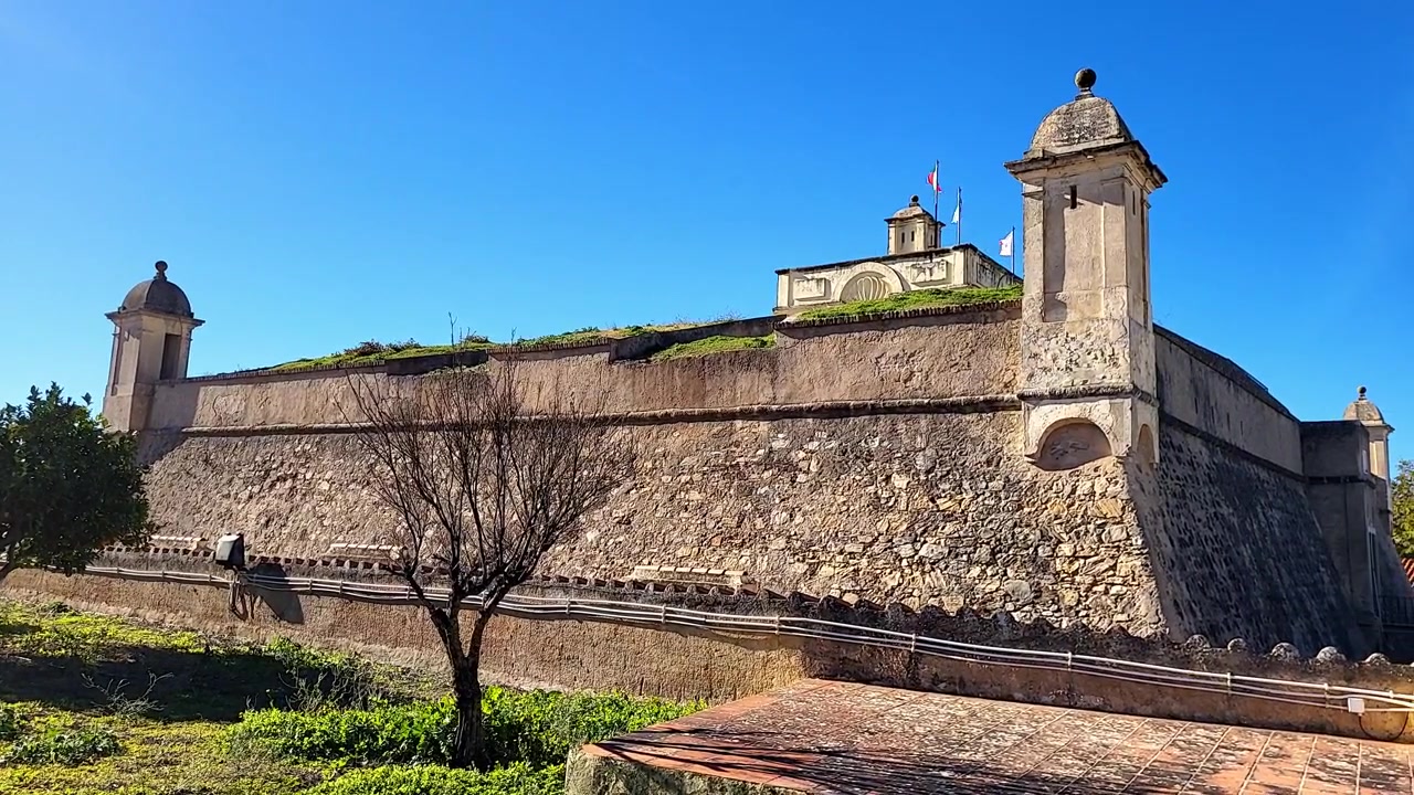 Mura difensive. Passeggiata lungo le mura di un forte militare. Forte di Santa Luzia. Elvas. Portogallo. Vista panoramica di mura fortificate e torri di guardia. Fortezza militare con bastioni.