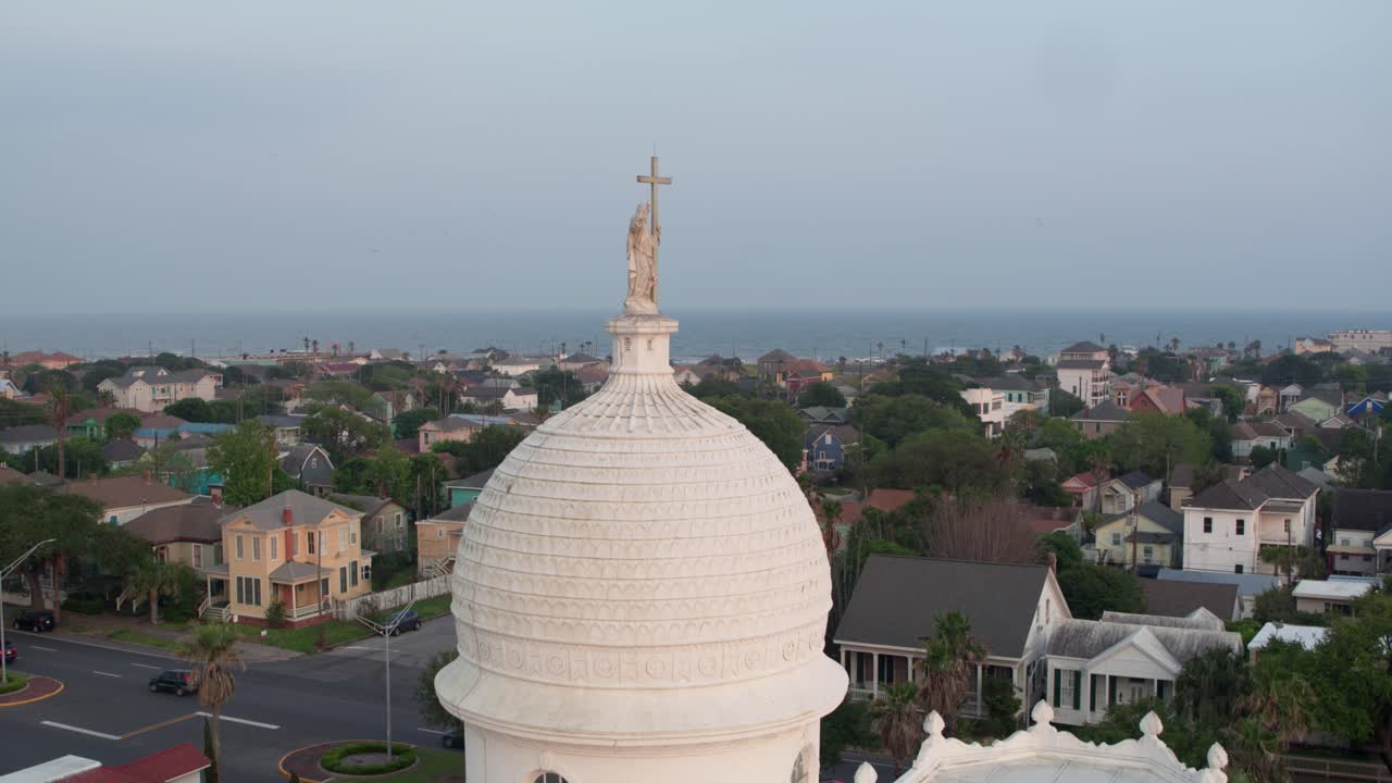 vista de avión no tripulado de la estatua en la parte superior de la iglesia católica del sagrado corazón en galveston, texas