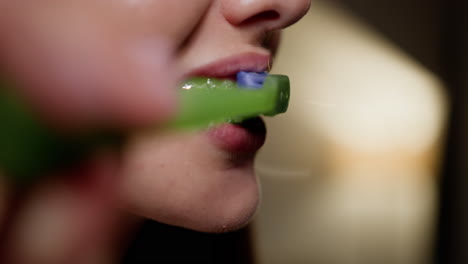 una mujer cepillándose los dientes.