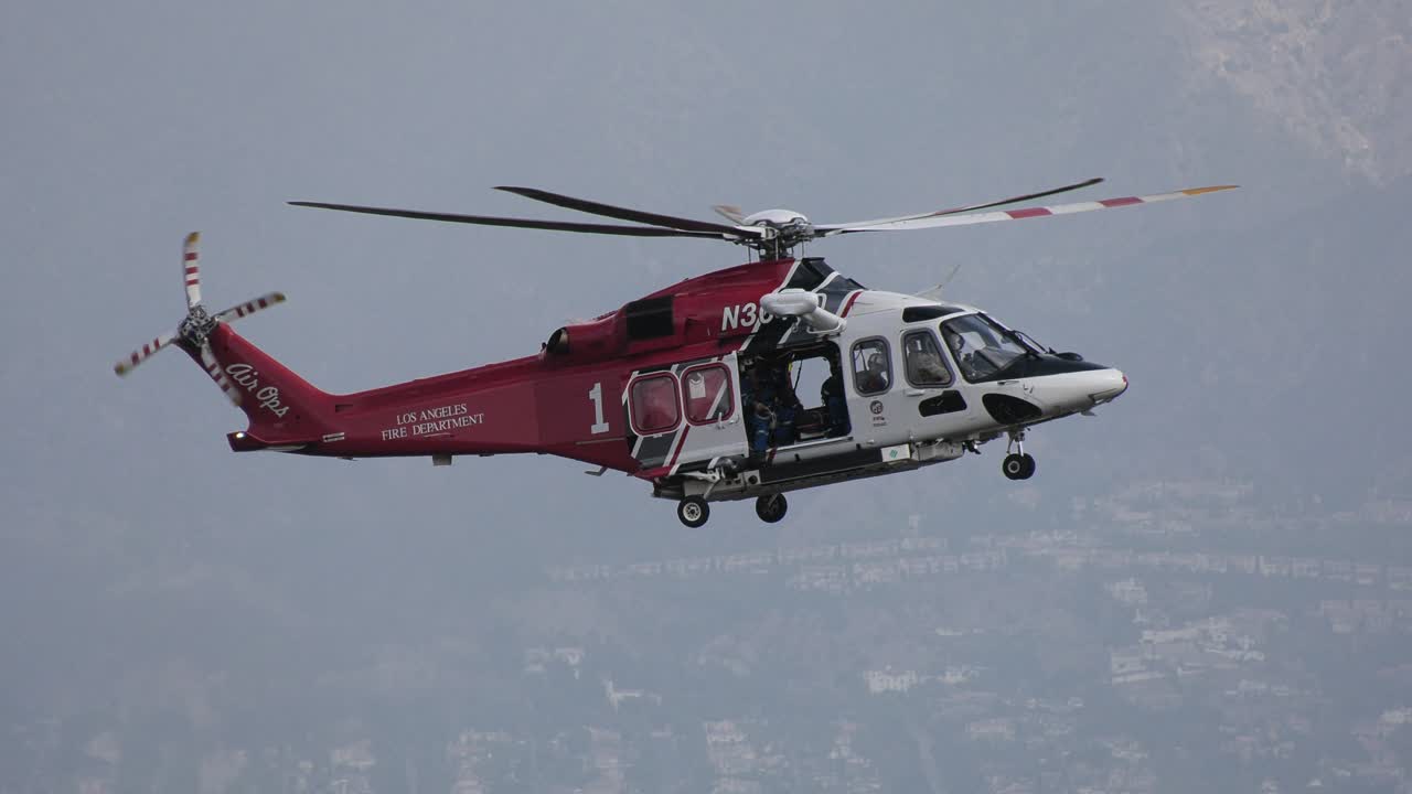 helicóptero de rescate de extinción de incendios sobrevuela la escena