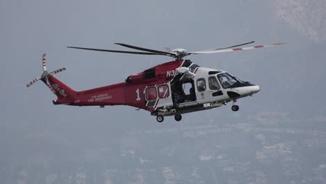 helicóptero de rescate de extinción de incendios sobrevuela la escena