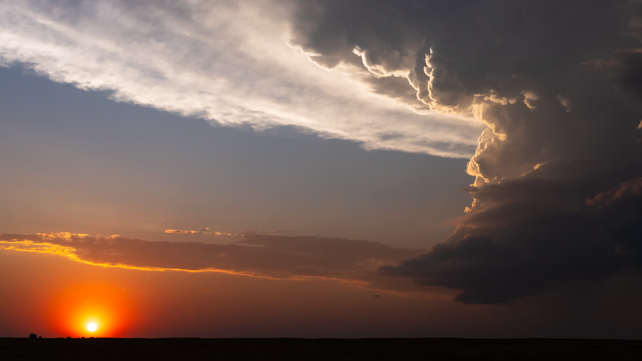 폭풍우 구름과 함께 극적인 일몰