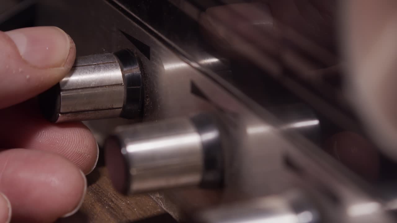 오래된 라디오의 볼륨 노브를 돌리는 사람의 손 클로즈업