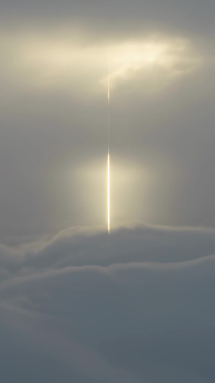 Video verticale: Stretto raggio penetrante che emerge attraverso il diradamento delle nuvole, toccando le cime delle nuvole e creando un alone.