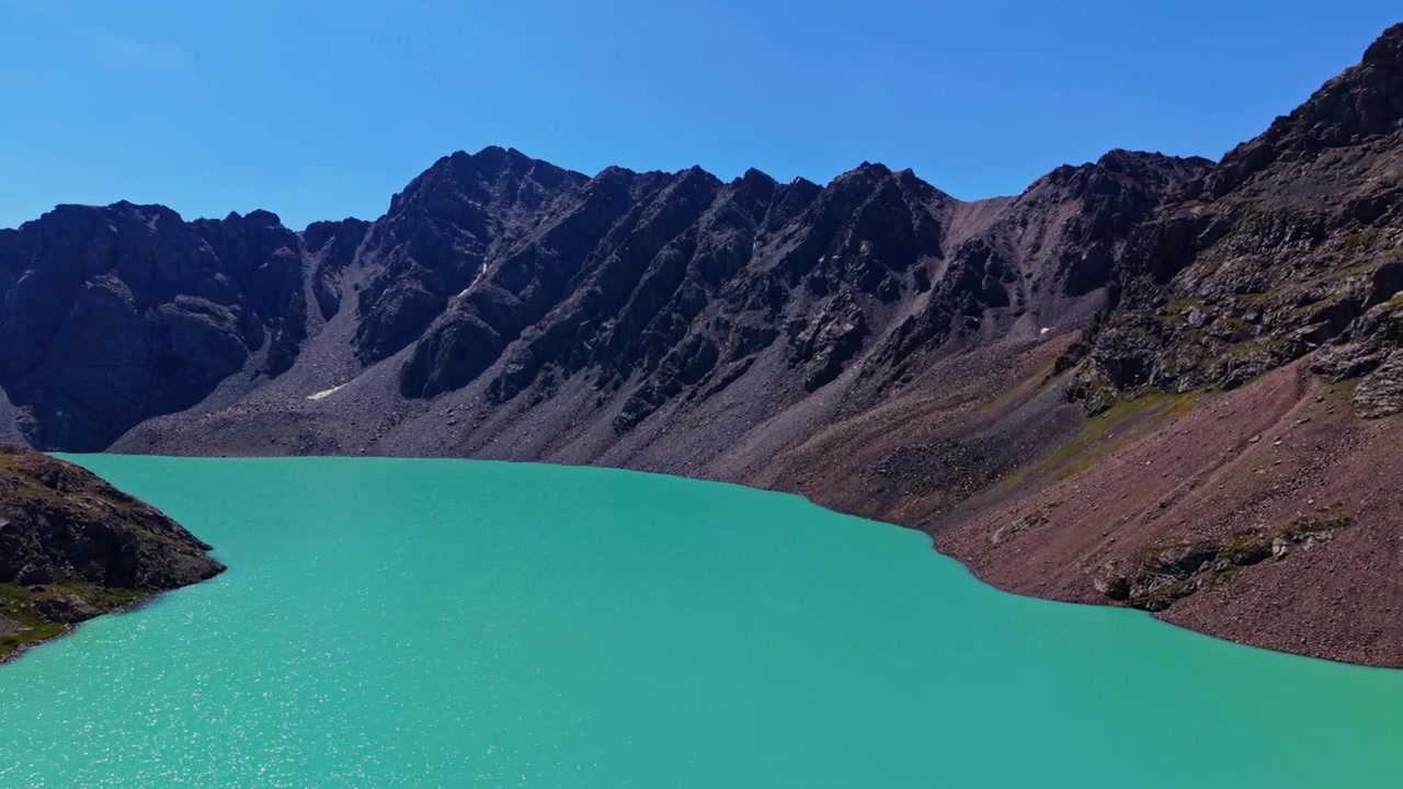 Yaz aylarında açık havada Kırgızistan'daki Ala-Kul Gölü üzerinde uçan drone.