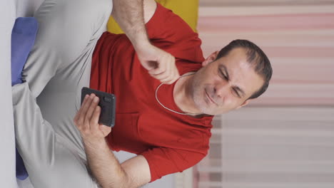 video vertical de un hombre con dolor de cuello.