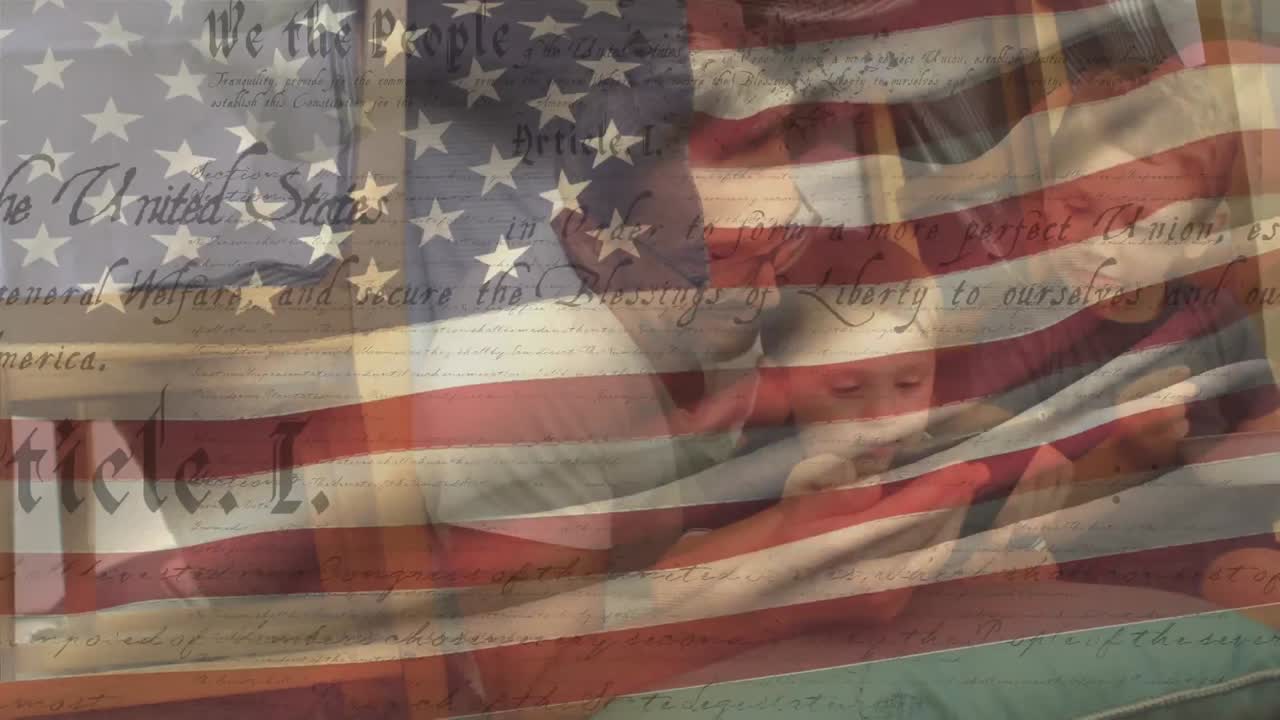 кавказская семья использует смартфон с нами, размахивая флагом и конституцией на переднем плане