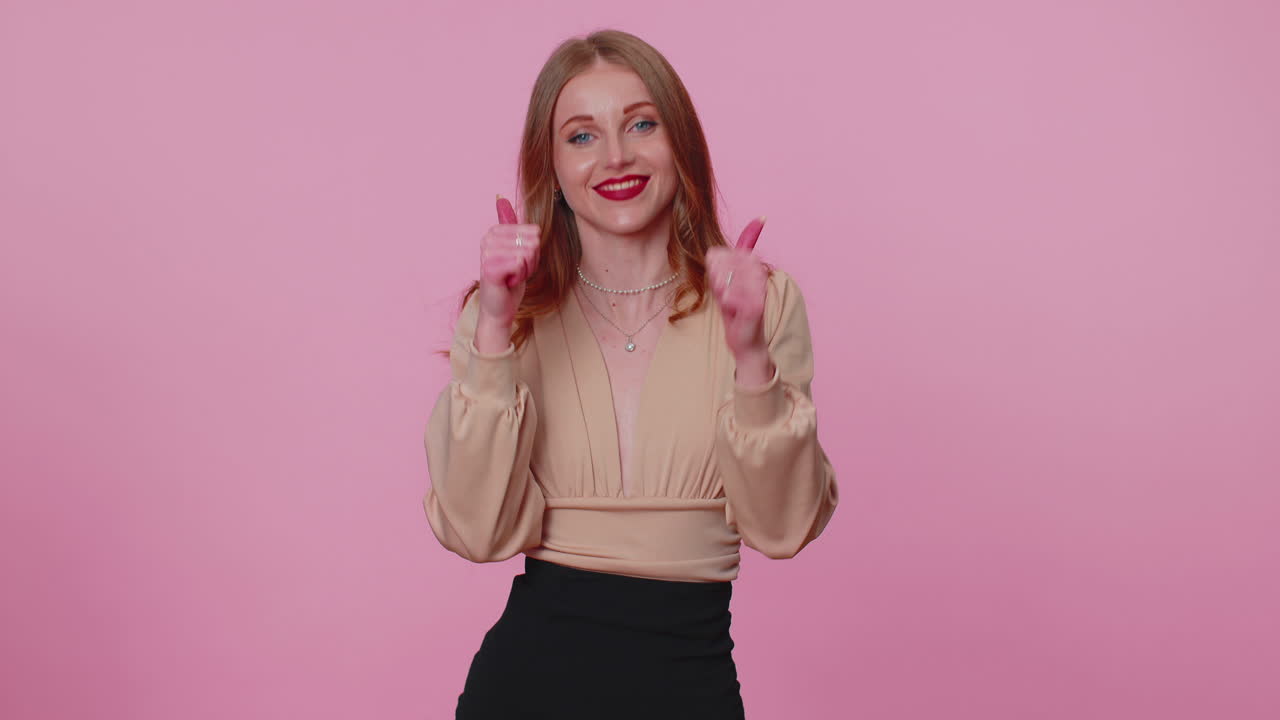 베이지 블라우스를 입은 사업가 여성 소녀가 엄지손가락을 올리고 승인을 향해 고개를 숙이고, 성공적인 좋은 일을 합니다.