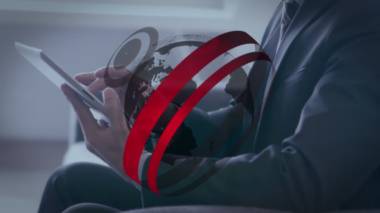 animación de escáner redondo y globo giratorio sobre la sección media del hombre de negocios usando tableta digital