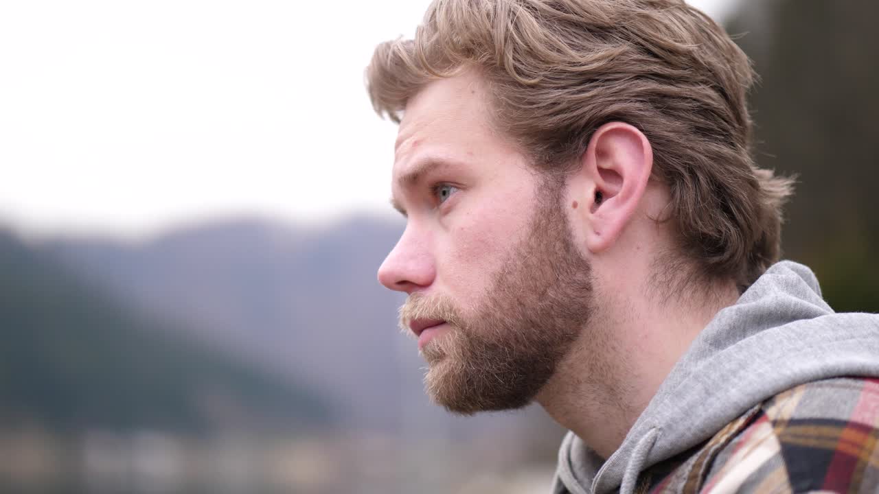 la mirada profunda de este hombre lo hace parecer muy pensativo