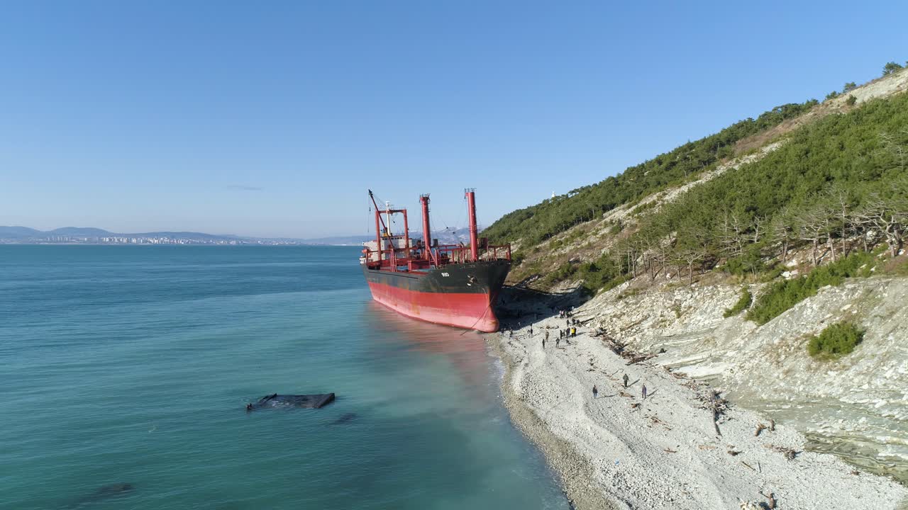 해안 해변 에 버려진 화물선