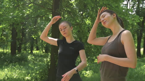 Dos-Lindas-Corredoras-Calentándose-Y-Estirando-El-Cuello-En-El-Parque