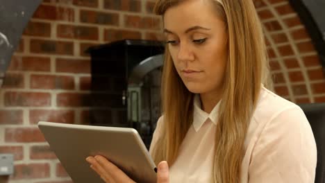 mujer de negocios usando una tableta