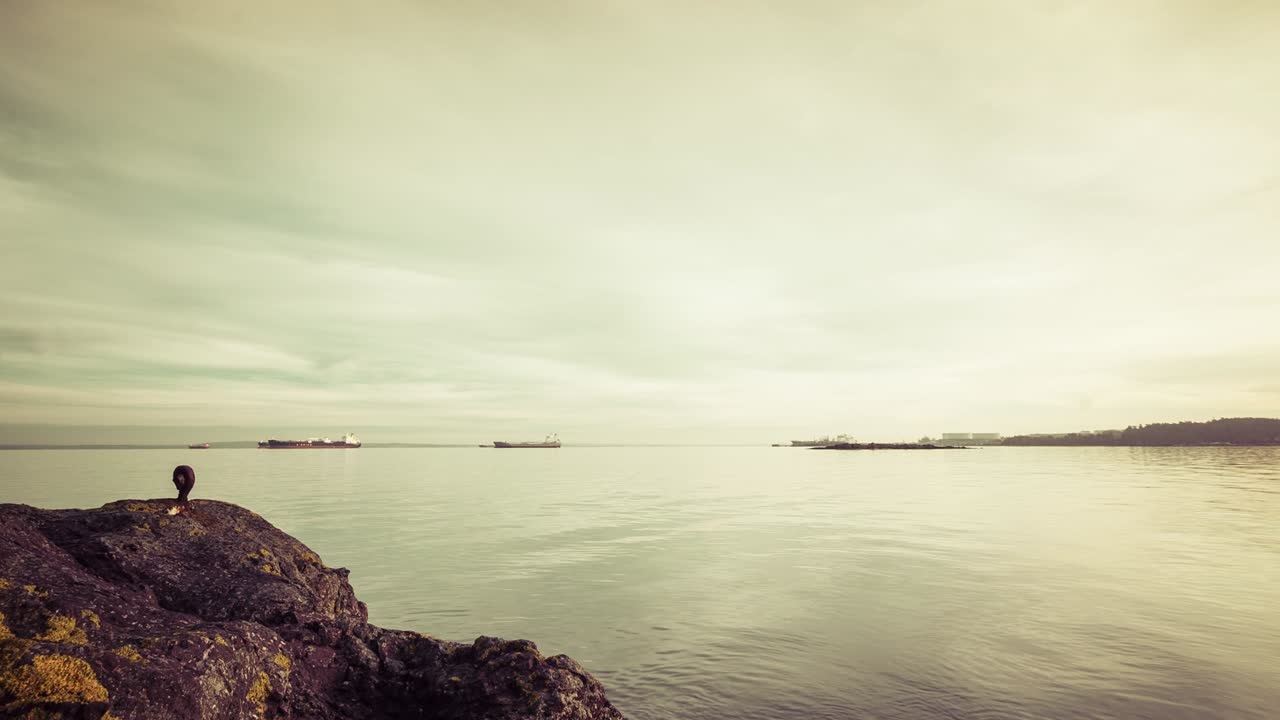 화물선 해안 앞의 색색의 바위