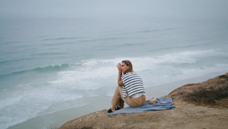 Ruhige-Frau-Hört-Musik-Und-Entspannt-Sich-Am-Meer.-Denkendes-Mädchen-Ruht-Sich-Aus