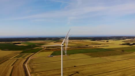 Vista-Aérea-De-Grandes-Molinos-De-Viento-En-El-Norte-De-Jutlandia,-Dinamarca.