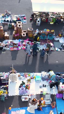 busy flea market