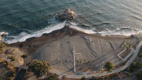 Blick-Von-Oben-Auf-Den-Wunderschönen-Sandstrand-Im-Sommer,-Malaga,-Spanien