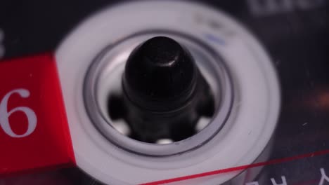 el carrete de la cinta de cassette de audio girando en el inicio de la reproducción, macro de primer plano