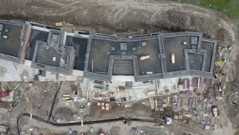 vista aérea de un sitio de construcción con bloques de apartamentos sin terminar.