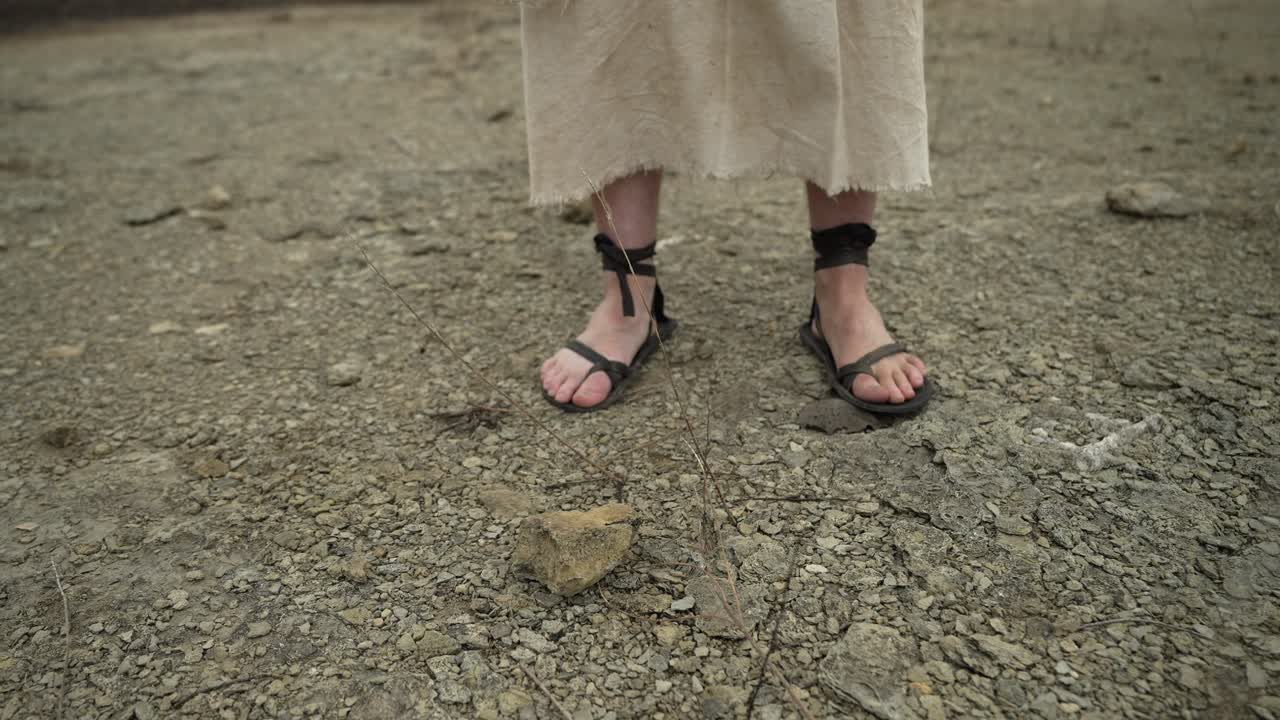 - caminar, pies, jesucristo, sandalias, roca, mano, agarrar, recoger, sostener, túnica, biblia, profeta, antiguo testamento, religioso, cristiano, cristianismo, islam, musulmán - exterior - cámara lenta