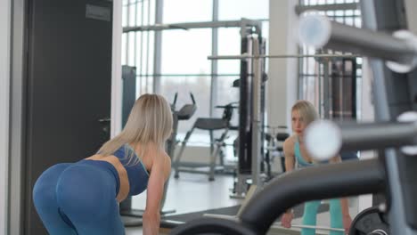 mujer levantando pesas en el gimnasio