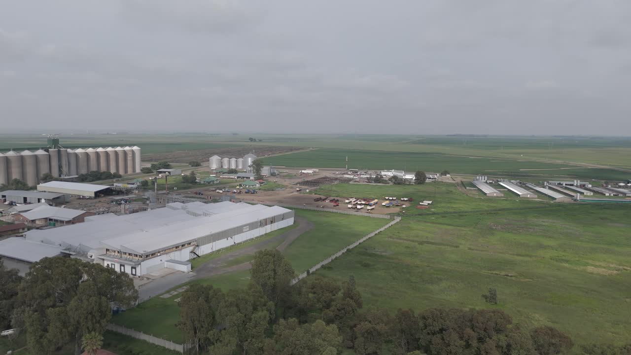 vista panorámica de los silos, mataderos y fábricas de la comunidad agrícola en sudáfrica