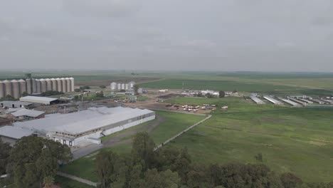 Vista-Panorámica-De-Silos,-Mataderos-Y-Fábricas-De-La-Comunidad-Agrícola-En-Sudáfrica