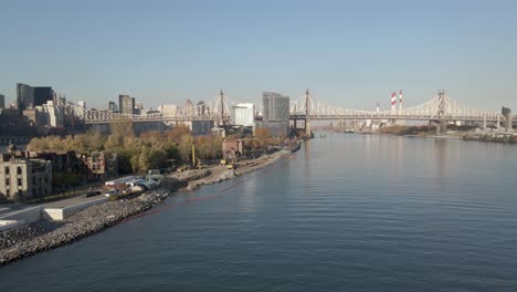 Fliegen-Sie-über-Den-East-River-In-Richtung-Ed-Koch-Queensboro-Bridge