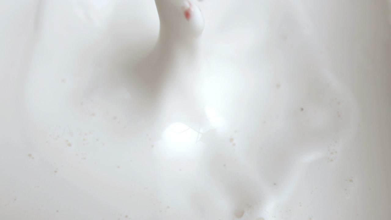 초콜릿이 슈퍼 슬로 모션으로 떨어집니다.