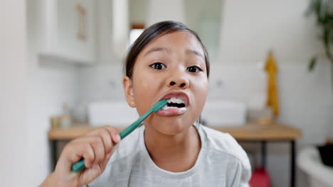 Cara-De-Niña,-Niño-Y-Cepillarse-Los-Dientes-En-El-Baño.