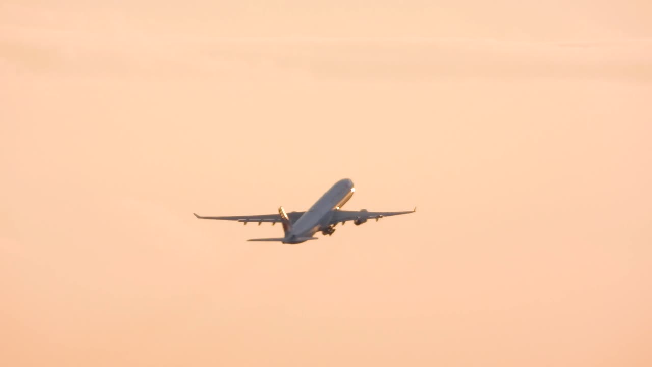 avión despegando al atardecer