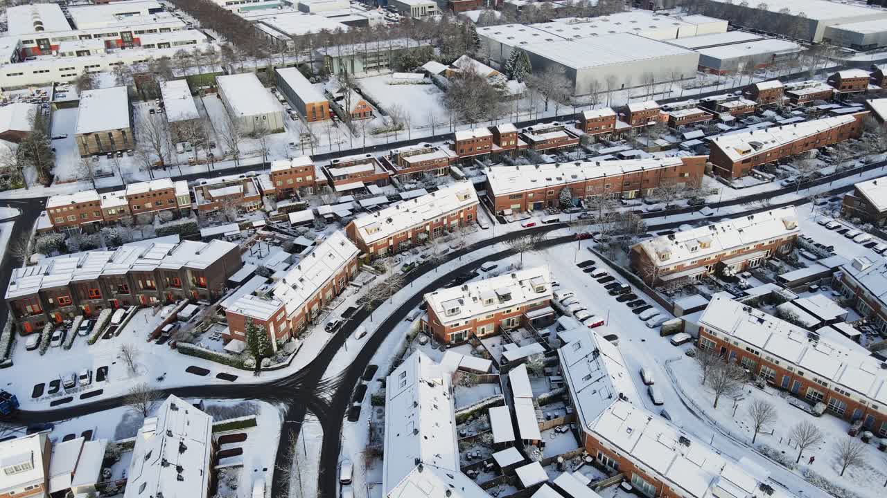 아름다운 교외 동네를 지나가는 자동차의 공중 - 드론이 뒤로 날고 있습니다.