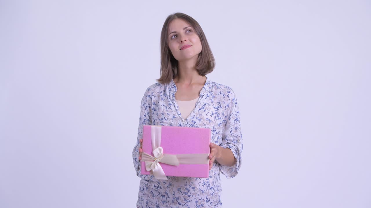 feliz joven hermosa mujer embarazada con caja de regalos