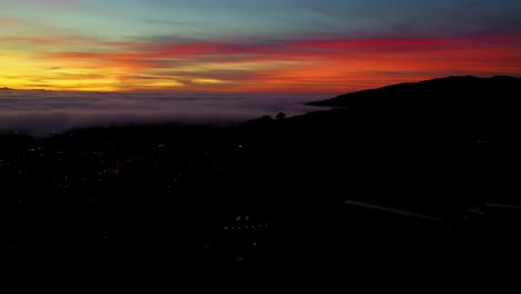 Antena-De-Noche-O-Al-Anochecer-Sobre-Niebla-Rodando-En-La-Ciudad-De-Ventura-California-Cerca-De-Los-Ángeles-2