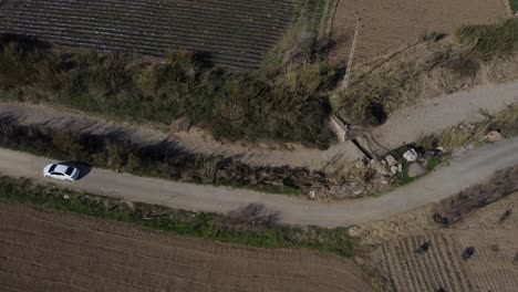 Weißes-Fahrzeug-In-Bewegung-Auf-Ackerland