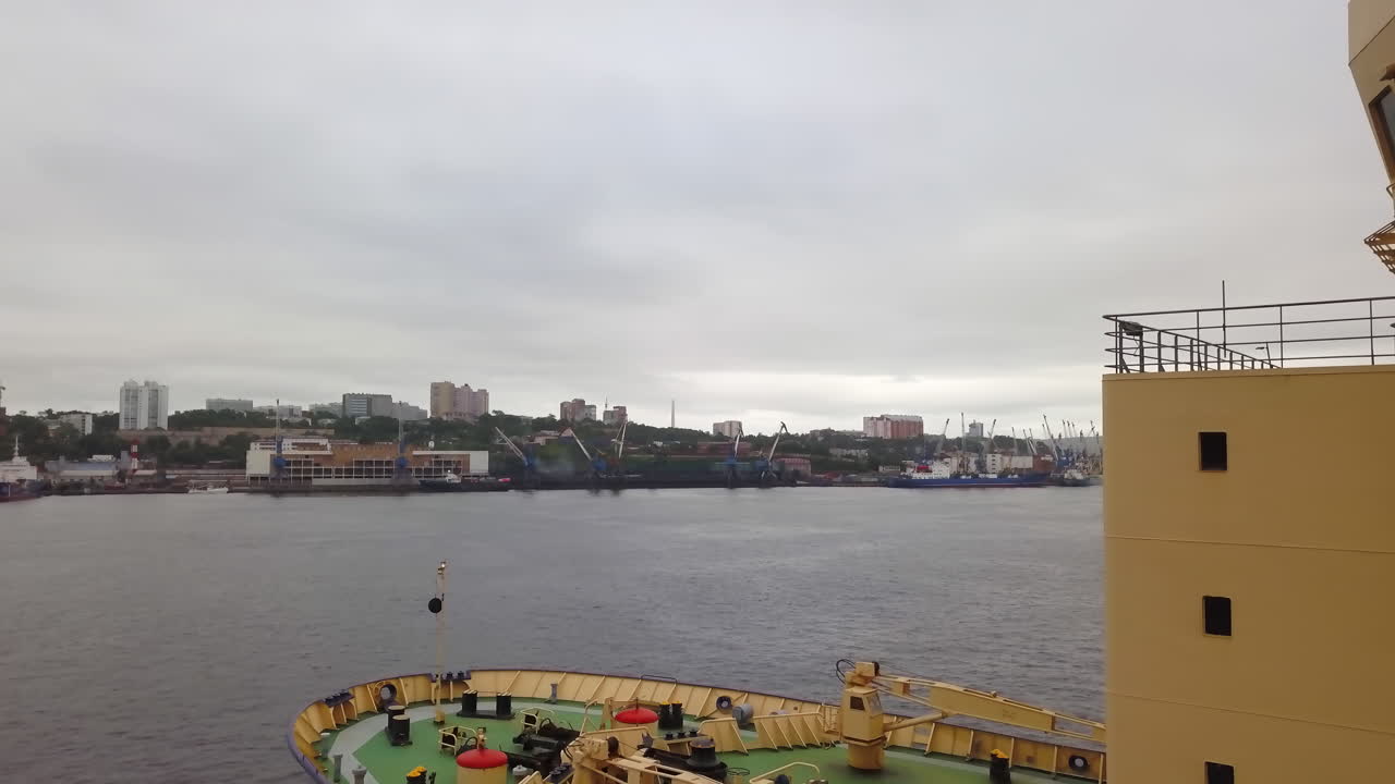 선박 이 있는 항구 도시 풍경