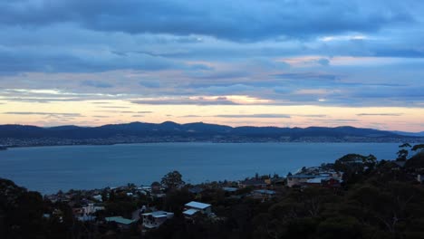 Toma-Panorámica-Al-Atardecer-Del-Río-Derwent-De-Tasmania-Desde-El-Monte-Nelson,-Hobart